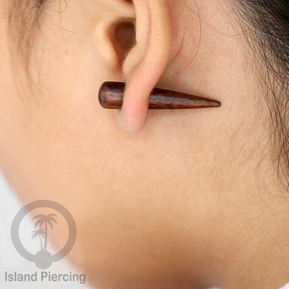 Fake Wood Piercing, Tindik palsu sistem push, model kayu taring warna coklat dan hitam.