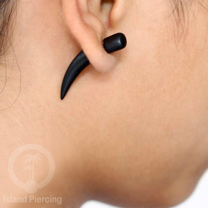 Fake Wood Piercing, Tindik palsu sistem push, model kayu taring warna coklat dan hitam.