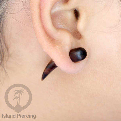 Fake Wood Piercing, Tindik palsu sistem push, model kayu taring warna coklat dan hitam.