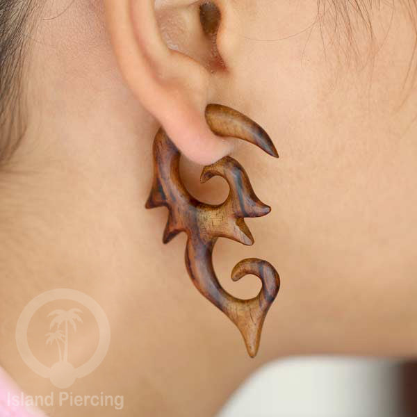 Anting Tindik Kayu ukiran tangan pakai sistem push cocok telinga. Fake wooden piercing jewelry