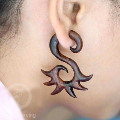 Anting Tindik Kayu ukiran tangan pakai sistem push cocok telinga. Fake wooden piercing jewelry