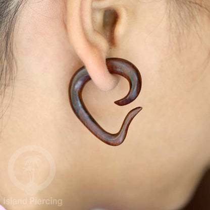 Anting Tindik Kayu ukiran tangan pakai sistem push cocok telinga. Fake wooden piercing jewelry