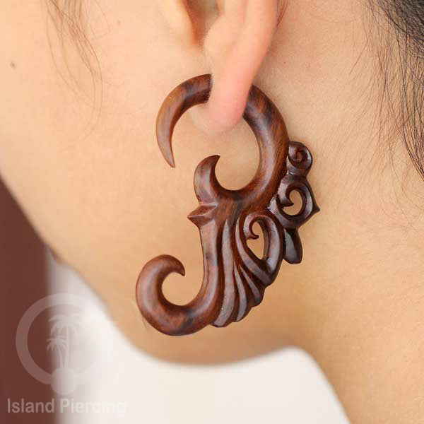 Anting Tindik Kayu ukiran tangan pakai sistem push bisa untuk semua lubang telinga.