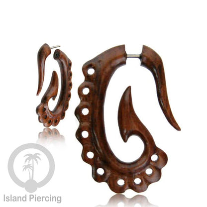 Anting Tindik Kayu ukiran tangan pakai sistem push bisa untuk semua lubang telinga.