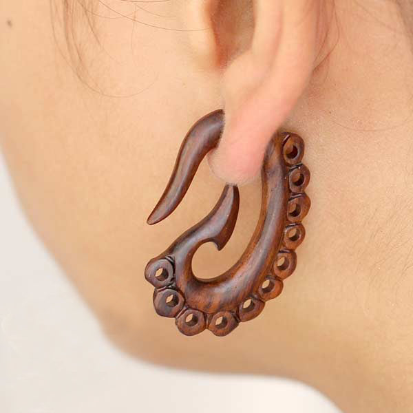Anting Tindik Kayu ukiran tangan pakai sistem push bisa untuk semua lubang telinga.