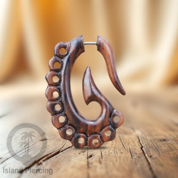Anting Tindik Kayu ukiran tangan pakai sistem push bisa untuk semua lubang telinga.