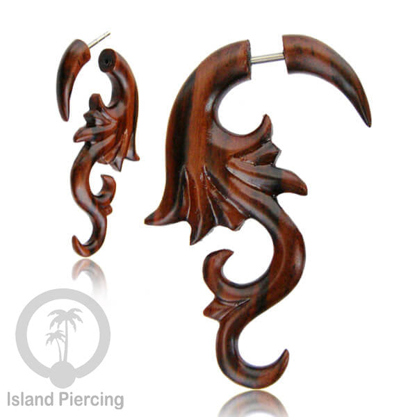 Anting Tindik Kayu ukiran tangan pakai sistem push bisa untuk semua lubang telinga.