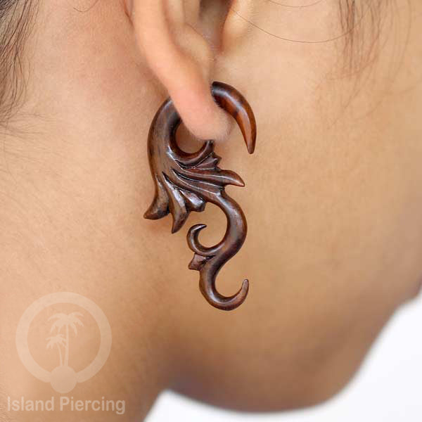Anting Tindik Kayu ukiran tangan pakai sistem push bisa untuk semua lubang telinga.