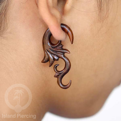 Anting Tindik Kayu ukiran tangan pakai sistem push bisa untuk semua lubang telinga.