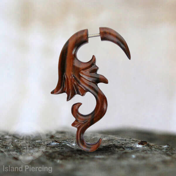 Anting Tindik Kayu ukiran tangan pakai sistem push bisa untuk semua lubang telinga.