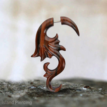 Anting Tindik Kayu ukiran tangan pakai sistem push bisa untuk semua lubang telinga.