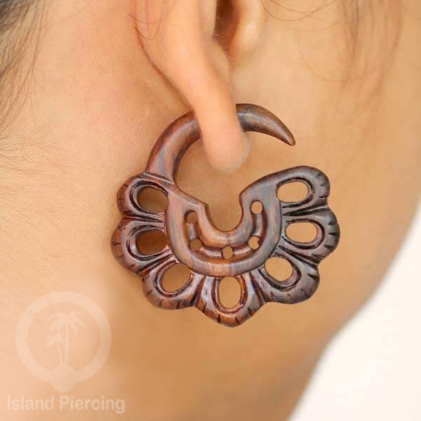 Anting Tindik Kayu ukiran tangan pakai sistem push bisa untuk semua lubang telinga.