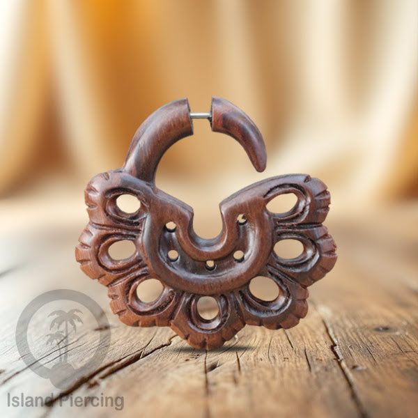 Anting Tindik Kayu ukiran tangan pakai sistem push bisa untuk semua lubang telinga.