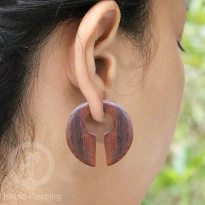 Fake wood piercing, Tindik palsu, Model Kayu Sono warna natural Sistem Push, untuk semua lubang kuping