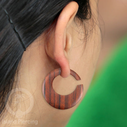 Fake wood piercing, Tindik palsu, Model Kayu Sono warna natural Sistem Push, untuk semua lubang kuping