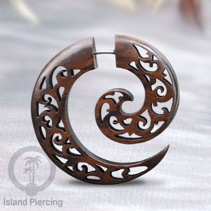 Anting kayu "fake piercing" model spiral dengan ukiran menarik. Fake wood piercing spirals with push system
