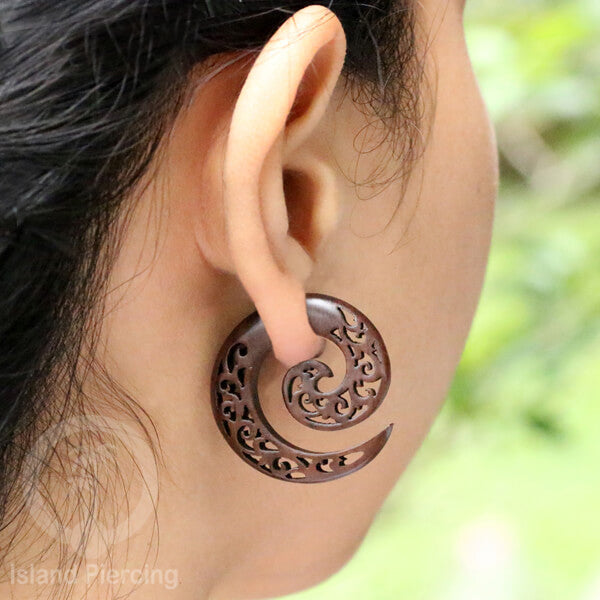 Anting kayu "fake piercing" model spiral dengan ukiran menarik. Fake wood piercing spirals with push system