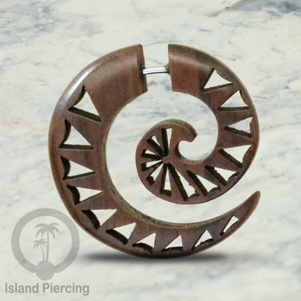 Anting kayu "fake piercing" model spiral dengan ukiran menarik. Fake wood piercing spirals with push system