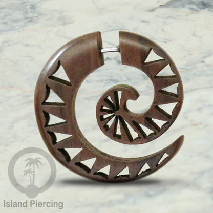 Anting kayu "fake piercing" model spiral dengan ukiran menarik. Fake wood piercing spirals with push system