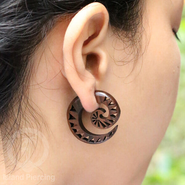 Anting kayu "fake piercing" model spiral dengan ukiran menarik. Fake wood piercing spirals with push system