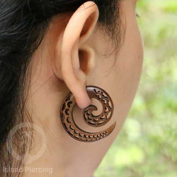 Anting kayu "fake piercing" model spiral dengan ukiran menarik. Fake wood piercing spirals with push system