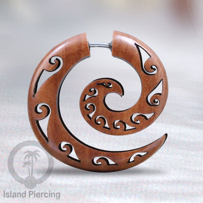 Anting kayu "fake piercing" model spiral dengan ukiran menarik. Fake wood piercing spirals with push system
