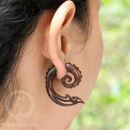Anting kayu "Fake Piercing" model telinga dengan ukiran unik. Fake Piercing Expanders with push system
