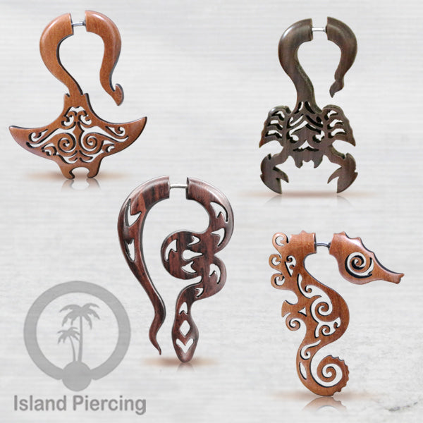 Anting Tindik kayu model sistem push dengan ukiran binatang tribal. Fake Piercing Wood Expanders