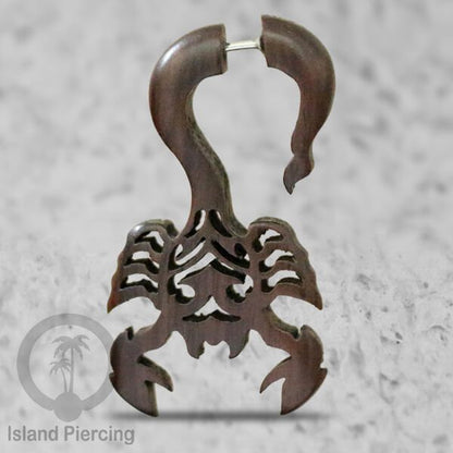 Anting Tindik kayu model sistem push dengan ukiran binatang tribal. Fake Piercing Wood Expanders