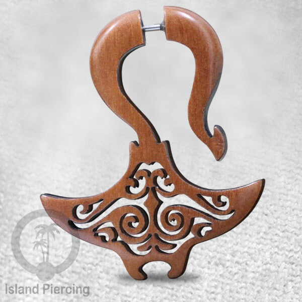 Anting Tindik kayu model sistem push dengan ukiran binatang tribal. Fake Piercing Wood Expanders