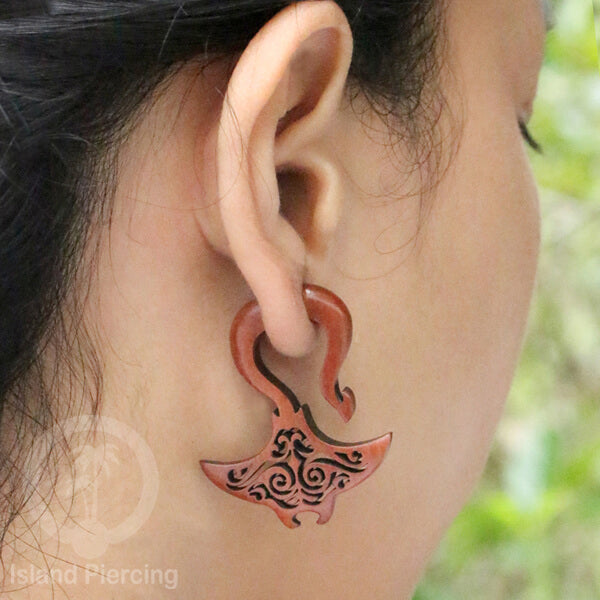 Anting Tindik kayu model sistem push dengan ukiran binatang tribal. Fake Piercing Wood Expanders