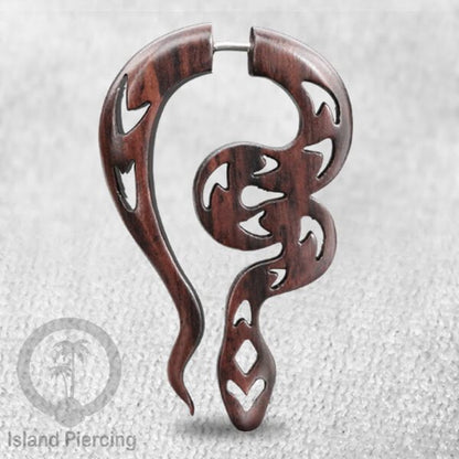 Anting Tindik kayu model sistem push dengan ukiran binatang tribal. Fake Piercing Wood Expanders