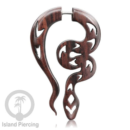 Anting Tindik kayu model sistem push dengan ukiran binatang tribal. Fake Piercing Wood Expanders