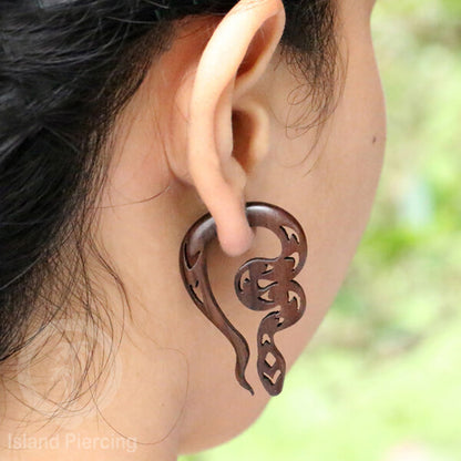 Anting Tindik kayu model sistem push dengan ukiran binatang tribal. Fake Piercing Wood Expanders