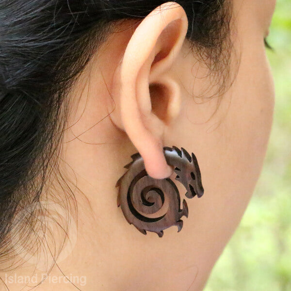 Anting kayu "Fake Piercing" model telinga dengan ukiran unik. Fake Piercing Expanders with push system