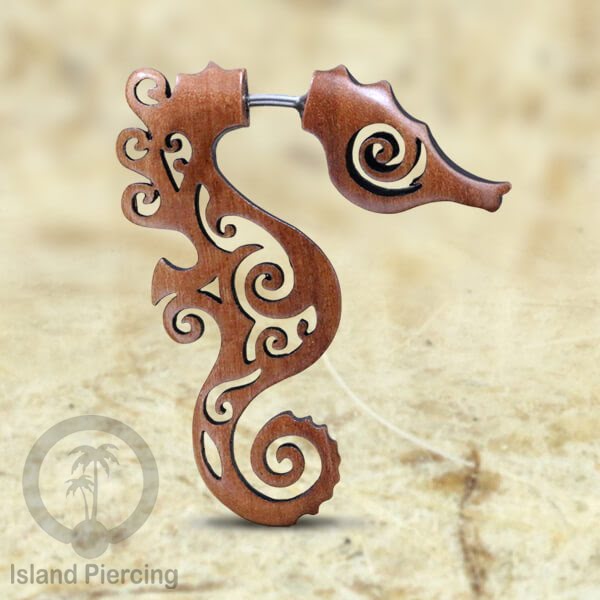 Anting Tindik kayu model sistem push dengan ukiran binatang tribal. Fake Piercing Wood Expanders