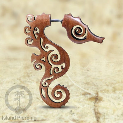 Anting Tindik kayu model sistem push dengan ukiran binatang tribal. Fake Piercing Wood Expanders
