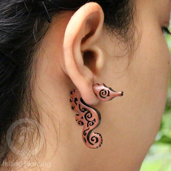 Anting Tindik kayu model sistem push dengan ukiran binatang tribal. Fake Piercing Wood Expanders