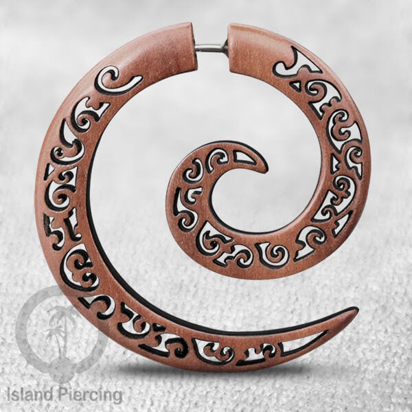 Anting Tindik Kayu ukiran sistem push model spiral besar. Engraved Fake Wood Piercing
