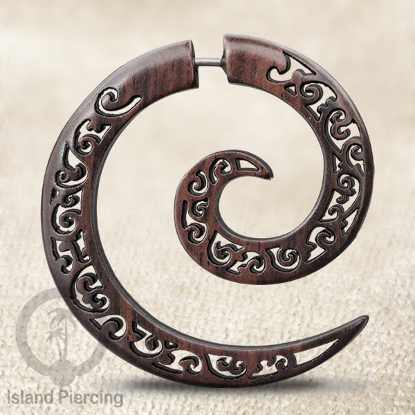 Anting Tindik Kayu ukiran sistem push model spiral besar. Engraved Fake Wood Piercing