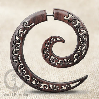 Anting Tindik Kayu ukiran sistem push model spiral besar. Engraved Fake Wood Piercing