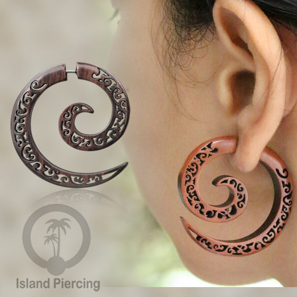 Anting Tindik Kayu ukiran sistem push model spiral besar. Engraved Fake Wood Piercing