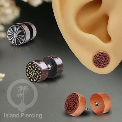 Fake wood plug, plug sistem push dari kayu untuk tindikan telinga lubang ukuran biasa.