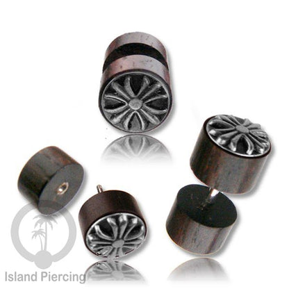 Fake wood plug, plug sistem push dari kayu untuk tindikan telinga lubang ukuran biasa.