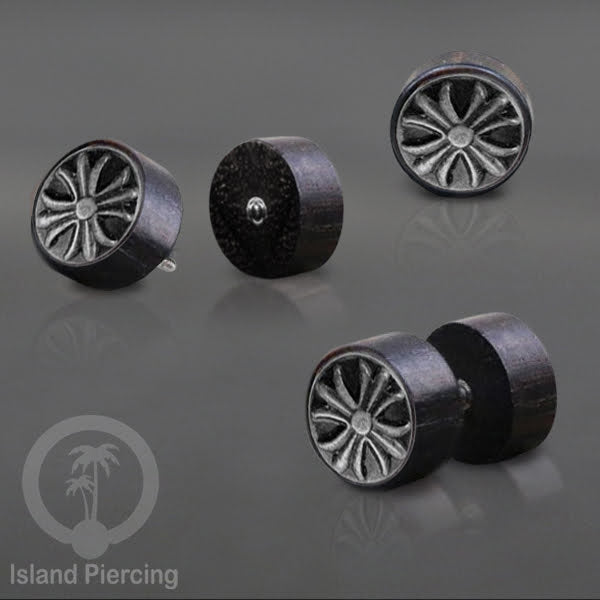 Fake wood plug, plug sistem push dari kayu untuk tindikan telinga lubang ukuran biasa.