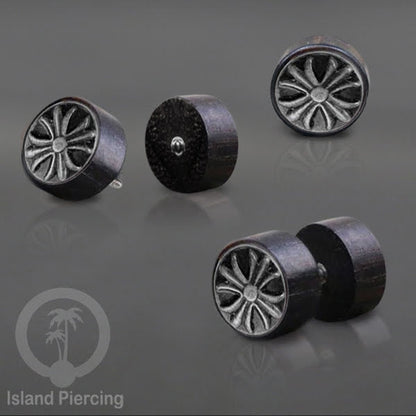 Fake wood plug, plug sistem push dari kayu untuk tindikan telinga lubang ukuran biasa.