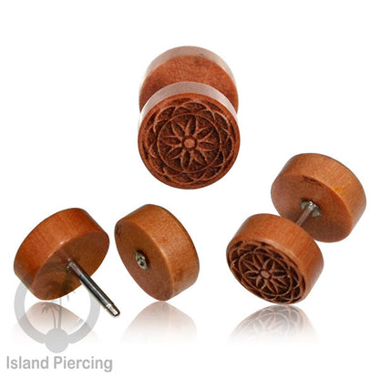 Fake wood plug, plug sistem push dari kayu untuk tindikan telinga lubang ukuran biasa.