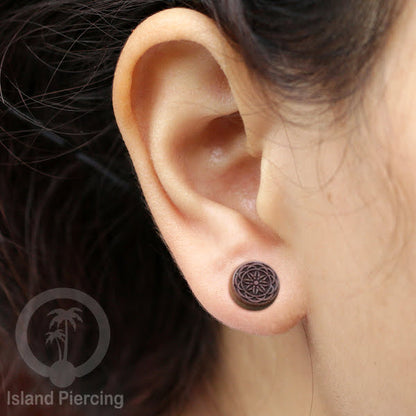 Fake wood plug, plug sistem push dari kayu untuk tindikan telinga lubang ukuran biasa.