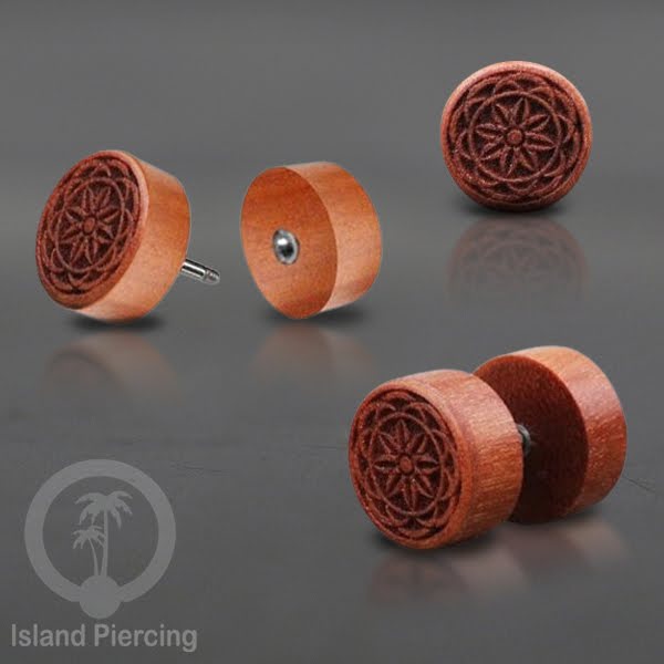 Fake wood plug, plug sistem push dari kayu untuk tindikan telinga lubang ukuran biasa.