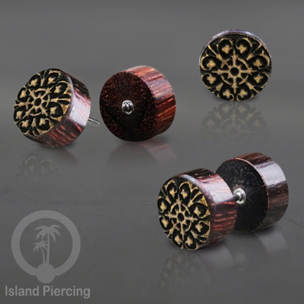 Fake wood plug, plug sistem push dari kayu untuk tindikan telinga lubang ukuran biasa.